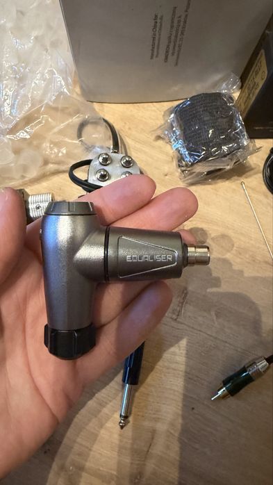 Maszynka EQUALISER do tatuowania z dodatkami.