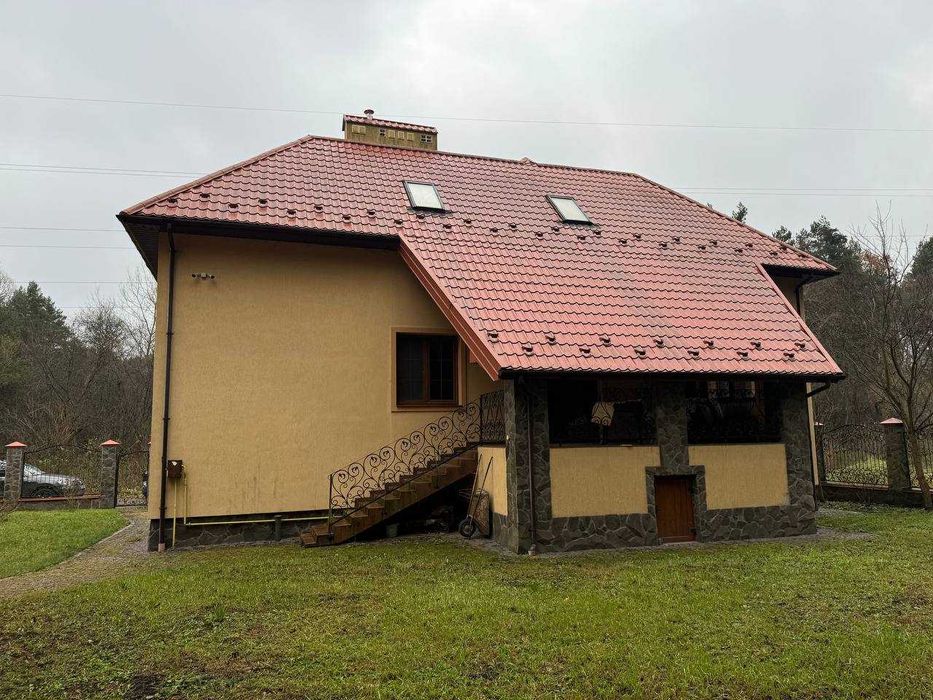 Продається двоповерховий  будинок у Брюховичах поряд з лісом