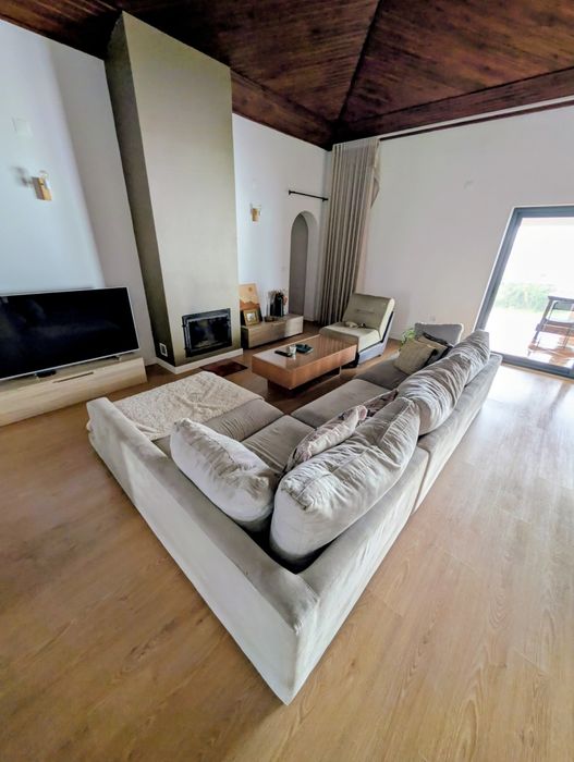 Sofá grande com chaise-longue