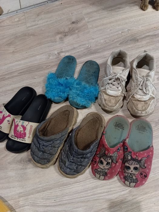 Отдам бесплатно детскую обувь 36 размер.