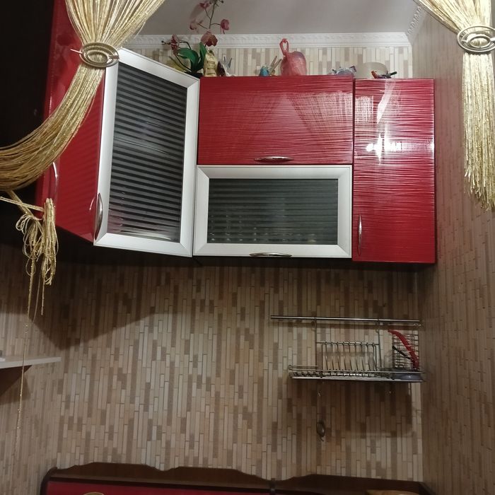 КУХНЯ  угловая. Красного цвета 5 шкафов