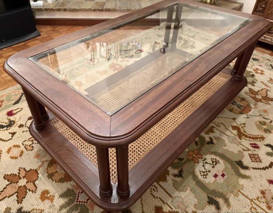 Mesa de centro com tampo de vidro