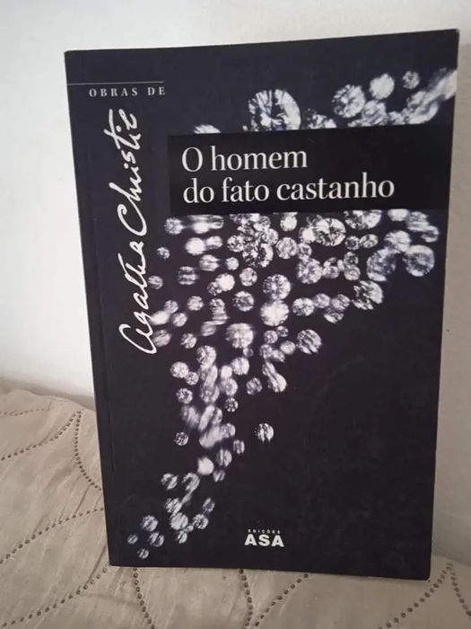 O homem do fato castanho de Agatha Christie (portes incluídos)