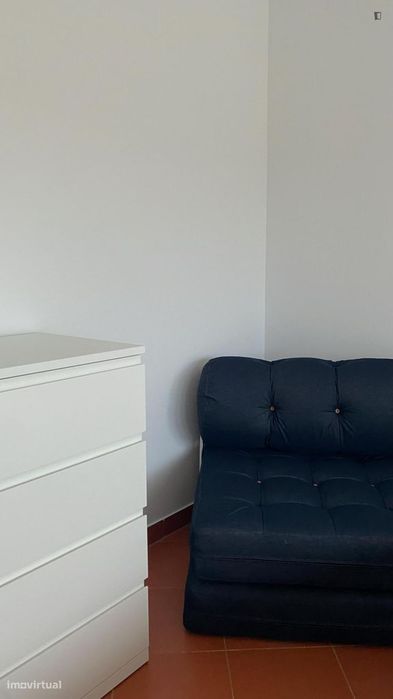 Quarto - localizado em Oeiras Lisbon