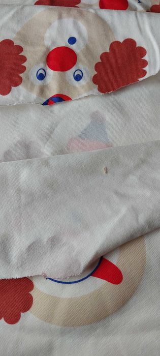 Retalho de malha pérola com bastante elasticidade com os palhaços