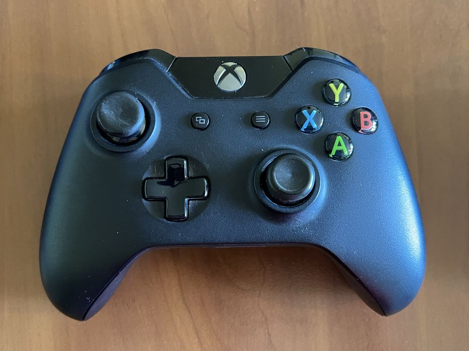 konsola Xbox One + dwa pady + sensor kinect + pilot zdalnego sterowania