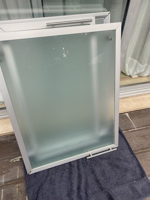 Portas de armário de cozinha em vidro fosco.