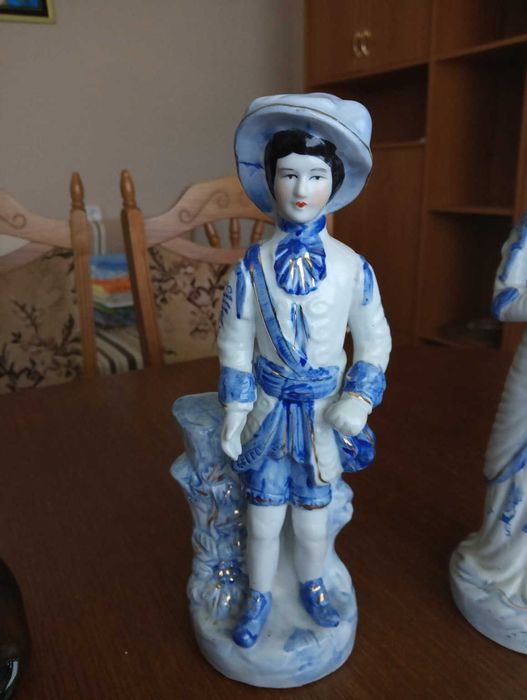 Para porcelanowych figurek, dama i kawaler w strojach historycznych