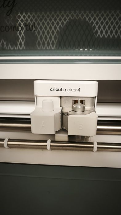 Cricut Maker 4 (Excelente Estado) + Lote de 9 Tapetes de Corte