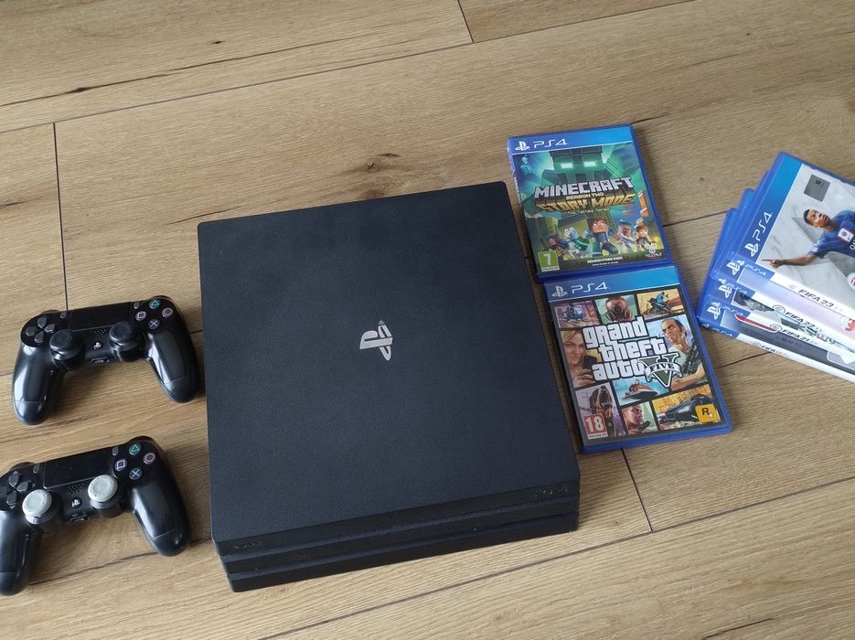 Konsola Ps4 pro , 2 pady gry
