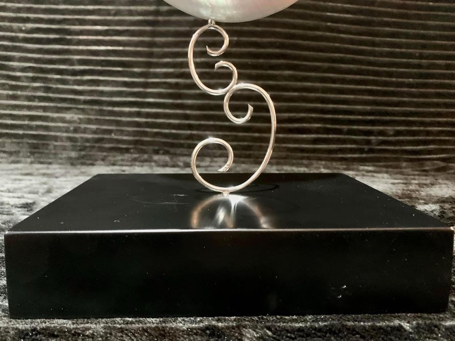 Grande concha de nautilus montada em suporte de prata e madeira lacada