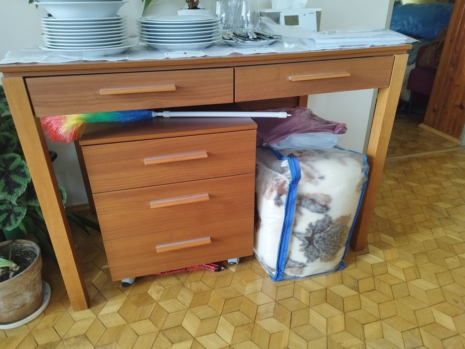 Biurko z kontenerkiem