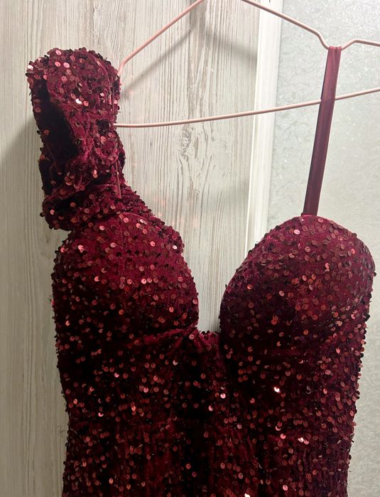 Сукня в паєтках!