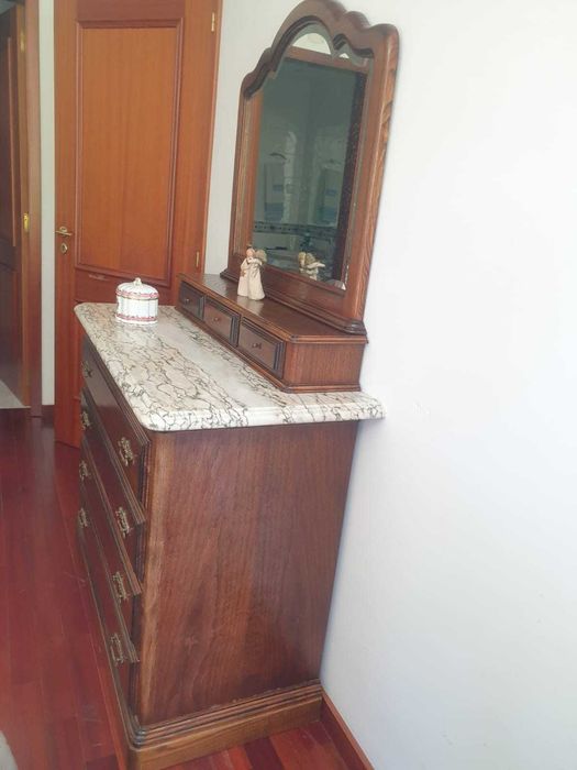 Cómoda e mesinhas de cabeceira em madeira e mármore