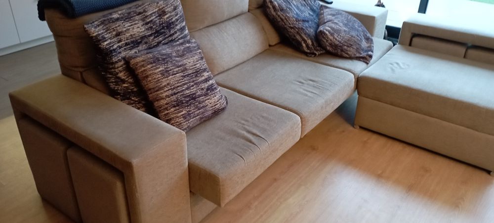 Sofá bege com chaise long