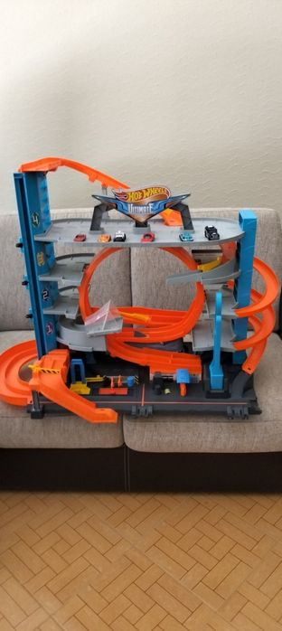 Pista hot wheels do tubarão com 6 carrinhos