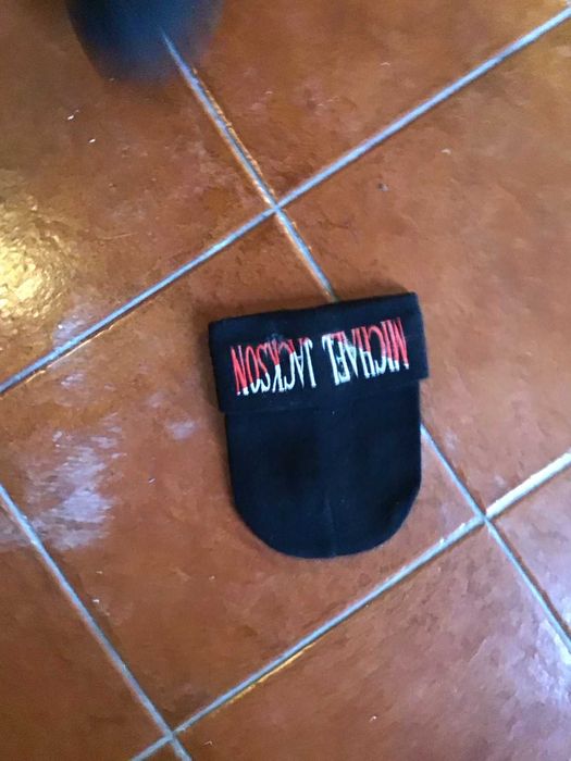 gorro preto com letras vermelhas