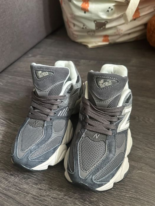 Жіночі кросівки New Balance 9060 сірі