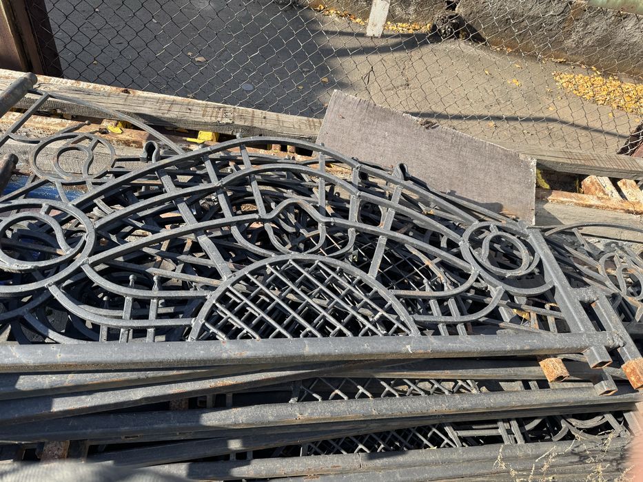 Кованый забор ручной роботы в хорошем состоянии