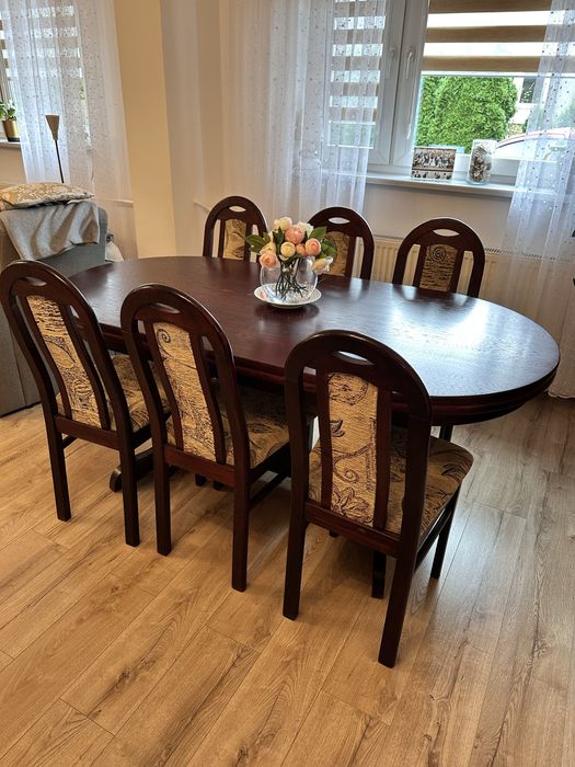 Drewniany stół rozkładany z 6 krzesłami kolor mahoń