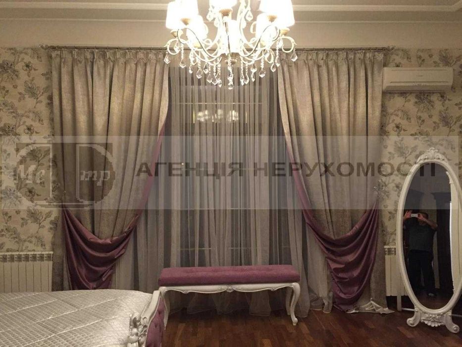 Продається триповерховий будинок.