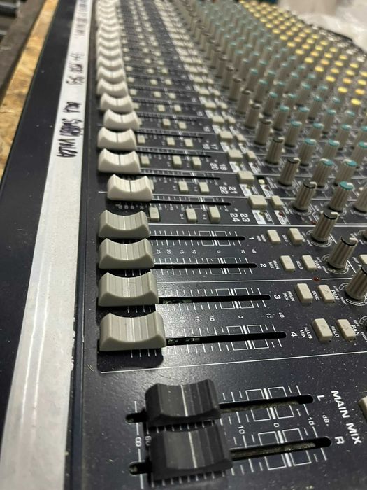 Mesa Behringer Eurodesk MX2442A com fonte de alimentação
