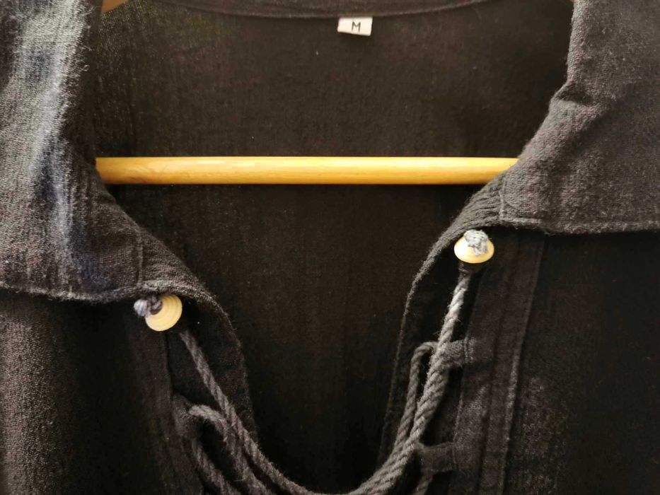 Camisa preta com atilhos