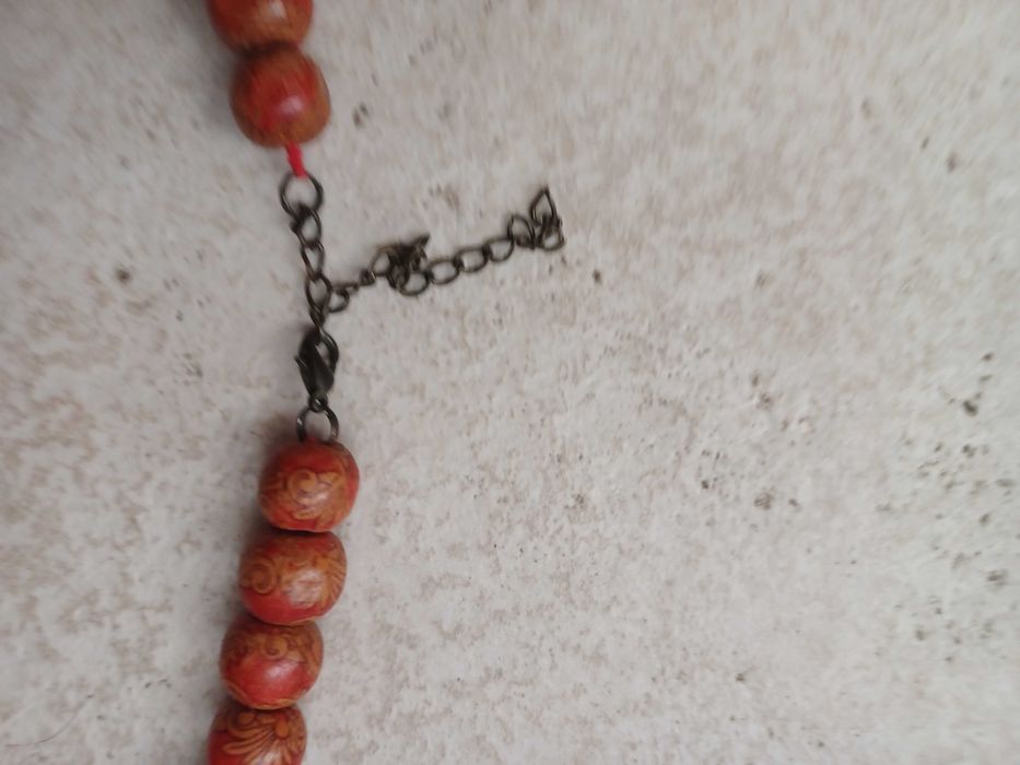 Colar com contas em madeira