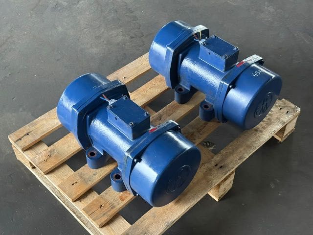 SILNIK WIBRACYJNY 0.8 KW do kosza kruszarki używany