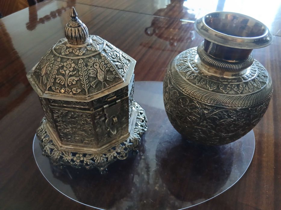caixa decorativa hexagonal com tampa e jarra  ricamente trabalhado
