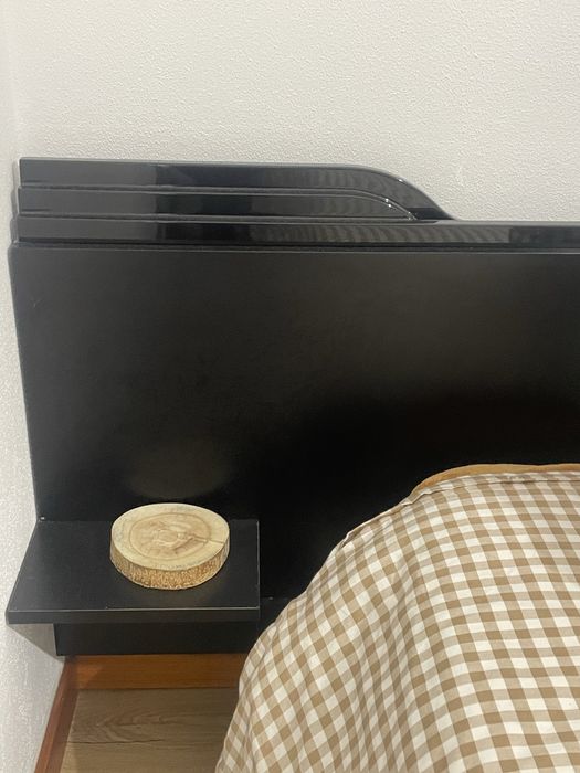 Cama preta com comodas