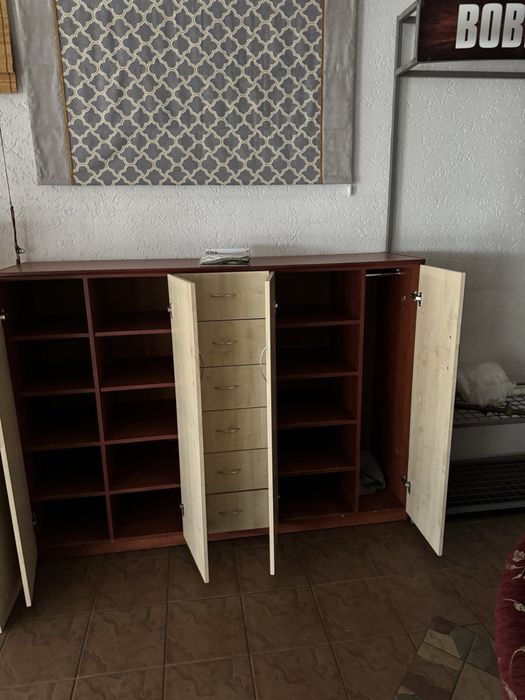 Меблі  в доброму стані для магазину,офіса