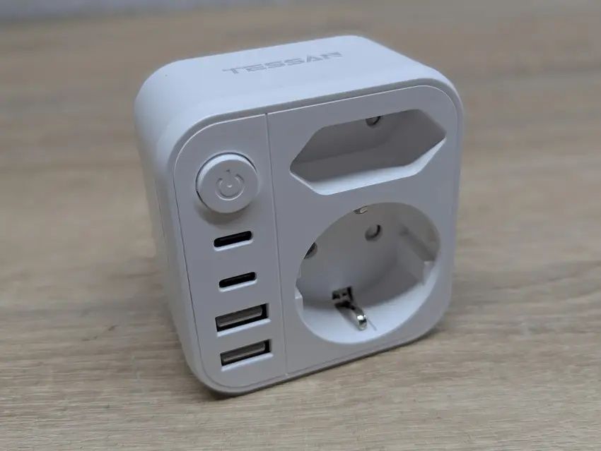 Дорожный адаптер TESSAN 806UK