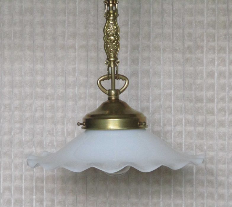 Przedwojenny lampion, zwis, mały żyrandol na tzw. łuskach.