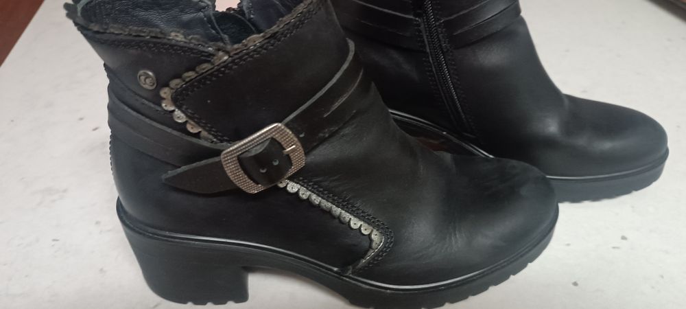 Vendo botins de cor preta - calçado Guimarães