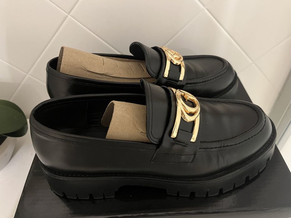 Mocassins pretos da Guess