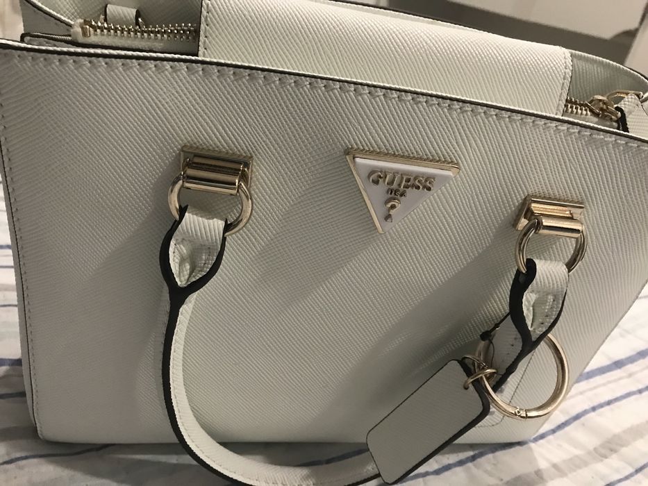 Bolsa Feminina Branca Guess Original – Elegante e Espaçosa