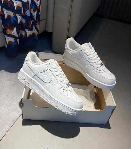 Pasuje bardzo dobrze do ubrań. Rozmiar.37.5