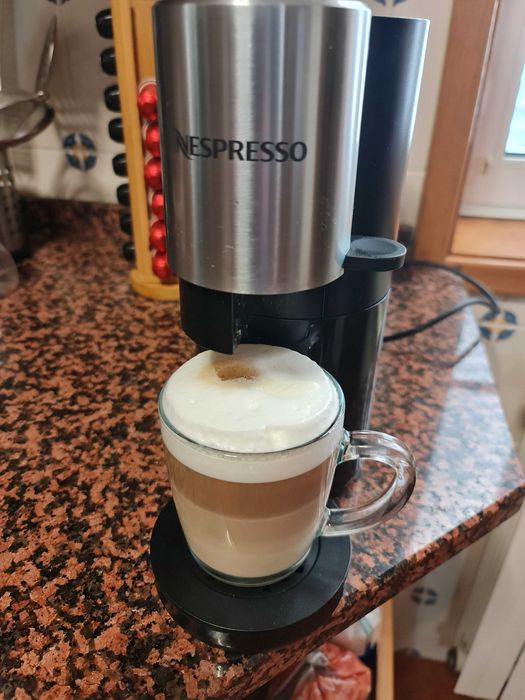 Maquina de café  Athelier Nespresso para cápsulas muito nova!