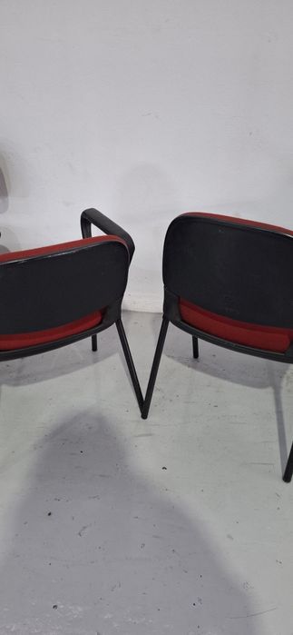 2 cadeiras vermelhas