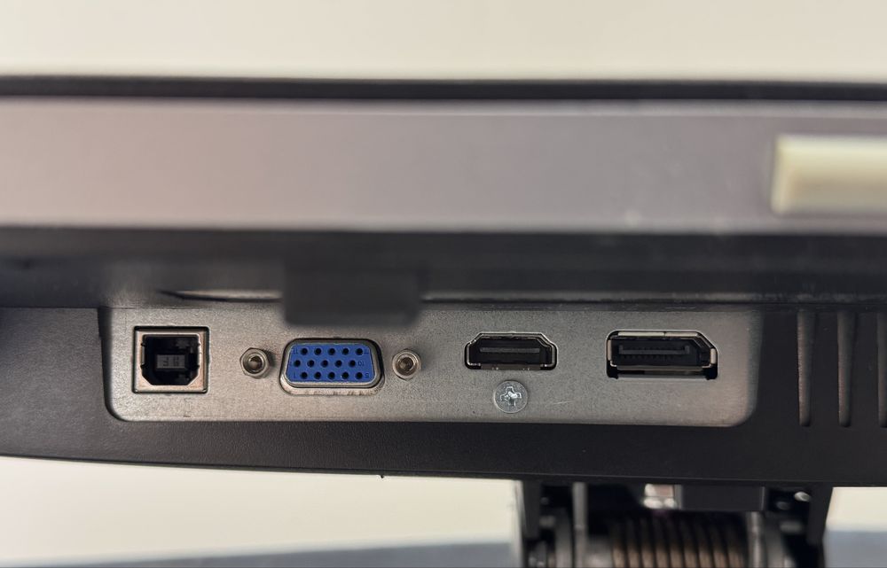 Monitor HP EliteDisplay LED de 23 polegadas.