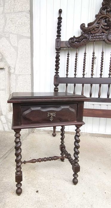 Cama antiga de madeira trabalhada.