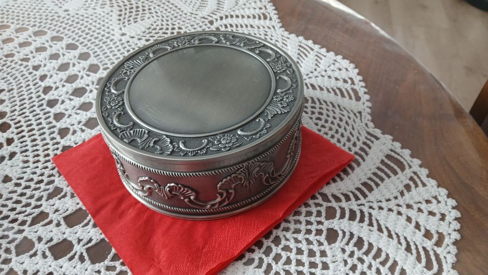 Elegancką szkatułkę sprzedam