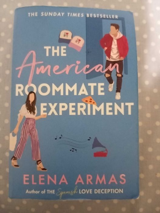 Livro em inglês "The American roomate experiment" da Elena Armas