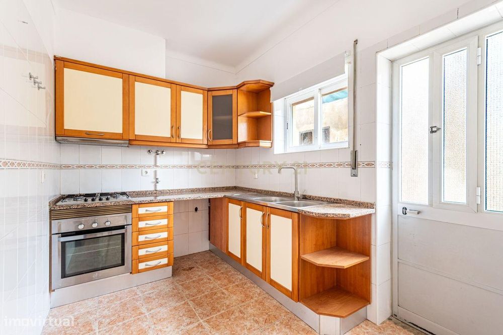 T2 em andar moradia, com espaço exterior no Murtal - Parede