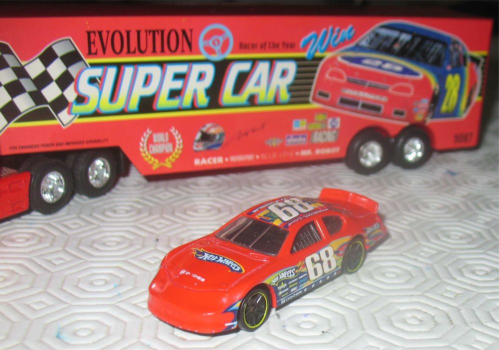 Conjunto Camião Transportador NASCAR + Dodge Charger Stock Car (2010)