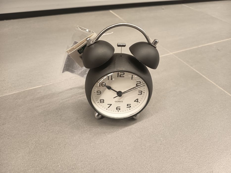 Nowy czarny budzik z diodami LED