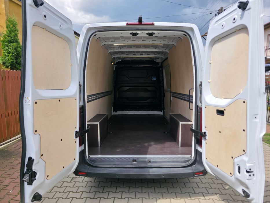 Zabudowa zabezpieczenie ze sklejki Renault Master van