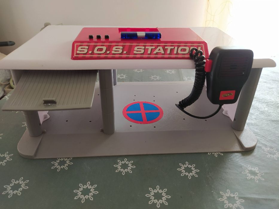 Mesa de actividades Faisca Mcqueen e brinquedos diversos