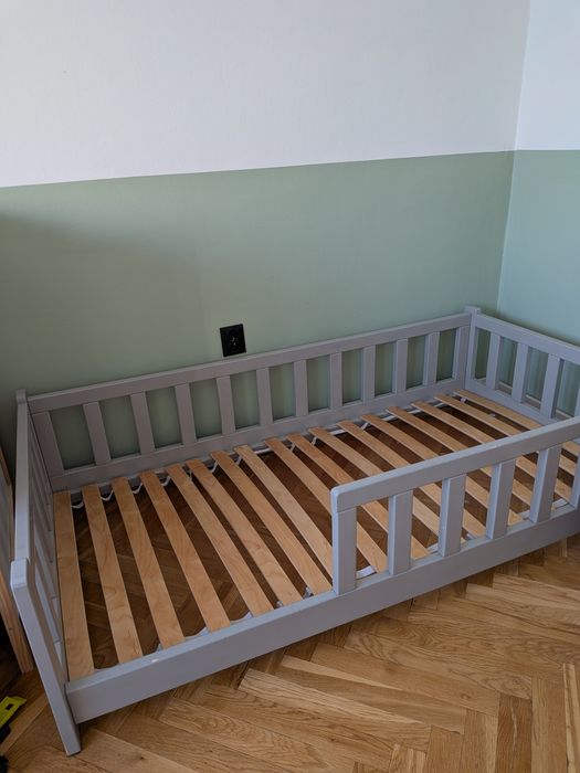 Łóżko niskie szare drewniane